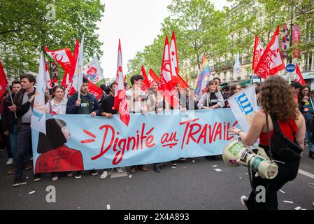 Paris, Frankreich. Mai 2024. Demonstranten während der jährlichen Kundgebung zum Tag der Arbeit in Paris, Frankreich am 1. Mai 2024. Foto: Pierrick Villette/ABACAPRESS. COM Credit: Abaca Press/Alamy Live News Stockfoto