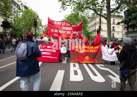 Paris, Frankreich. Mai 2024. Demonstranten während der jährlichen Kundgebung zum Tag der Arbeit in Paris, Frankreich am 1. Mai 2024. Foto: Pierrick Villette/ABACAPRESS. COM Credit: Abaca Press/Alamy Live News Stockfoto