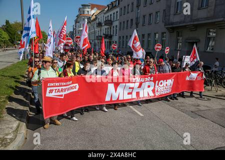 01.05.2024, 1. Mai DGB, Hamburg, Anlässlich der traditionellen 1. Mai Demo, organisiert vom DGB Deutscher Gewerkschaftsbund gehen in Hamburg Lt. Veranstaltern um 7000 Menschen unter dem Motto mehr Lohn, mehr Freizeit, mehr Sicherheit auf die Straße. Hamburg Deutschland 1. Mai 2024 DGB Hamburg-09 *** 01 05 2024, 1. Mai DGB, Hamburg, anlässlich der vom Deutschen Gewerkschaftsbund des DGB organisierten traditionellen 1. Mai-Demonstration gingen in Hamburg rund 7000 Menschen unter dem Motto mehr Löhne, mehr Freizeit, mehr Sicherheit Hamburg Deutschland 1. Mai 2024 DGB Hamburg 09 Stockfoto