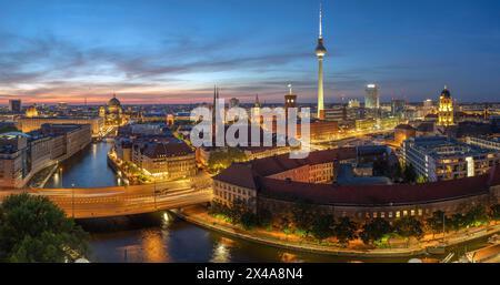 Abendstimmung im Zentrum von Berlin Mitte. 13.02.2024, Berlin, DE - Abendstimmung mit Kunstlicht und Abendrot., Berlin Berlin Deutschland, DEU Mitte *** Abendstimmung im Zentrum von Berlin Mitte 13 02 2024, Berlin, DE Abendstimmung mit künstlichem Licht und Sonnenuntergang, Berlin Berlin Berlin Deutschland, DEU Mitte Stockfoto