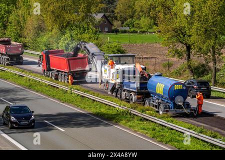 Autobahnbaustelle an der A3 zwischen Hünxe und Emmerich, in beide Richtungen, bei Rees, Abfräsen der alten Asphaltschicht, die Straßenoberfläche wil Stockfoto