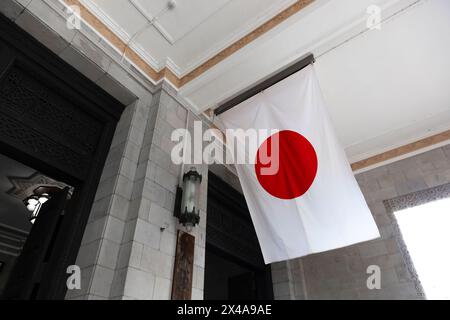 Osaka, Japan. April 2024. Japanische Flagge im Regierungsgebäude der Präfektur Osaka zu sehen. (Foto: Stanislav Kogiku/SOPA Images/SIPA USA) Credit: SIPA USA/Alamy Live News Stockfoto