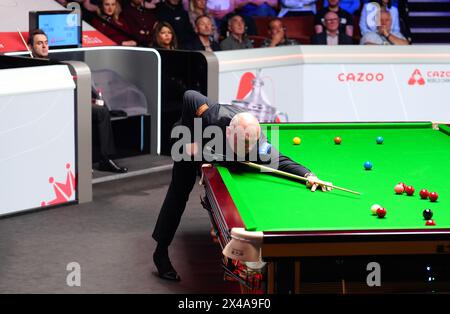 Stuart Bingham in Aktion als Ronnie O'Sullivan (links) beim Viertelfinalspiel am 12. Tag der Cazoo World Snooker Championship 2024 im Crucible Theatre in Sheffield zusieht. Bilddatum: Mittwoch, 1. Mai 2024. Stockfoto