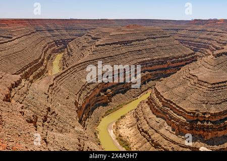 Dramatische Schluchten und Klippen, die durch einen sich schlängelnden San Juan River im Goosenecks State Park in Utah verursacht werden Stockfoto