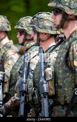 Eft Hellendorf, Deutschland. Mai 2024. Die Heimatschutzfirma nimmt an der Homeland Security-Übung 2024 des National Guardian Teil. Die Probe beinhaltet die Sicherung und den Schutz eines Munitionsversorgungszentrums. Im Rahmen der Bundeswehr-Übung des Bundesschutzes üben die Heimatschutzkräfte in ganz Deutschland ihre Kernaufgabe aus, wichtige Verteidigungsinfrastrukturen zu schützen und zu sichern. Quelle: Laszlo Pinter/dpa/Alamy Live News Stockfoto