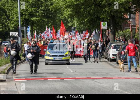 01.05.2024, 1. Mai DGB, Hamburg, Anlässlich der traditionellen 1. Mai Demo, organisiert vom DGB Deutscher Gewerkschaftsbund gehen in Hamburg Lt. Veranstaltern um 7000 Menschen unter dem Motto mehr Lohn, mehr Freizeit, mehr Sicherheit auf die Straße. Hamburg Deutschland 1. Mai 2024 DGB Hamburg-30 *** 01 05 2024, 1. Mai DGB, Hamburg, anlässlich der vom Deutschen Gewerkschaftsbund des DGB organisierten traditionellen 1. Mai-Demonstration gingen in Hamburg rund 7000 Menschen unter dem Motto mehr Löhne, mehr Freizeit, mehr Sicherheit Hamburg Deutschland 1. Mai 2024 DGB Hamburg 30 Stockfoto