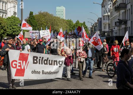 01.05.2024, 1. Mai DGB, Hamburg, Anlässlich der traditionellen 1. Mai Demo, organisiert vom DGB Deutscher Gewerkschaftsbund gehen in Hamburg Lt. Veranstaltern um 7000 Menschen unter dem Motto mehr Lohn, mehr Freizeit, mehr Sicherheit auf die Straße. Hamburg Deutschland 1. Mai 2024 DGB Hamburg-39 *** 01 05 2024, 1. Mai DGB, Hamburg, anlässlich der vom Deutschen Gewerkschaftsbund des DGB organisierten traditionellen 1. Mai-Demonstration gingen in Hamburg rund 7000 Menschen unter dem Motto mehr Löhne, mehr Freizeit, mehr Sicherheit Hamburg Deutschland 1. Mai 2024 DGB Hamburg 39 Stockfoto