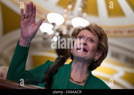 Washington, Usa. Mai 2024. US-Senator Debbie Stabenow, D-MI, während einer Pressekonferenz nach einem wöchentlichen politischen Mittagessen im US-Kapitol in Washington, DC am Mittwoch, den 1. Mai 2024. Foto: Annabelle Gordon/UPI Credit: UPI/Alamy Live News Stockfoto