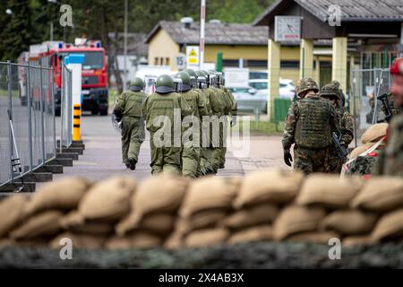 Eft Hellendorf, Deutschland. Mai 2024. CRC-Kräfte der Homeland Security Company verlassen den Kontrollpunkt im Rahmen der Homeland Security-Übung des National Guardian 2024, bei der die Sicherheit und der Schutz eines Munitionsversorgungszentrums eingeübt wird. Während der Bundeswehr-Übung üben die Heimatschutzkräfte in ganz Deutschland ihre Kernaufgabe aus, wichtige Verteidigungsinfrastrukturen zu schützen und zu sichern. Quelle: Laszlo Pinter/dpa/Alamy Live News Stockfoto