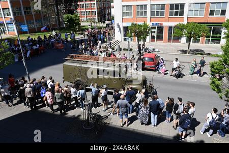 Zlin, Tschechische Republik. Mai 2024. Mai (Labor Day) Parade ging vom Wolkenkratzer Bata zum Namesti Miru in Zlin, Tschechische Republik, 1. Mai 2024. Die Initiierung der Tradition der Bata May-Feierlichkeiten im städtischen Raum folgt auf die direkte Beteiligung und Einmischung des Unternehmens in die Kommunalpolitik im Jahr 1923. Quelle: Dalibor Gluck/CTK Photo/Alamy Live News Stockfoto