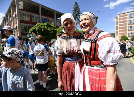 Zlin, Tschechische Republik. Mai 2024. Mai (Labor Day) Parade ging vom Wolkenkratzer Bata zum Namesti Miru in Zlin, Tschechische Republik, 1. Mai 2024. Die Initiierung der Tradition der Bata May-Feierlichkeiten im städtischen Raum folgt auf die direkte Beteiligung und Einmischung des Unternehmens in die Kommunalpolitik im Jahr 1923. Quelle: Dalibor Gluck/CTK Photo/Alamy Live News Stockfoto