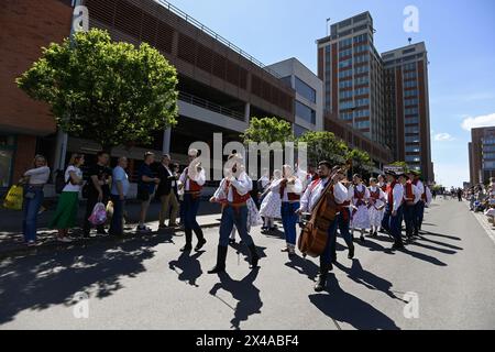 Zlin, Tschechische Republik. Mai 2024. Mai (Labor Day) Parade ging vom Wolkenkratzer Bata zum Namesti Miru in Zlin, Tschechische Republik, 1. Mai 2024. Die Initiierung der Tradition der Bata May-Feierlichkeiten im städtischen Raum folgt auf die direkte Beteiligung und Einmischung des Unternehmens in die Kommunalpolitik im Jahr 1923. Quelle: Dalibor Gluck/CTK Photo/Alamy Live News Stockfoto