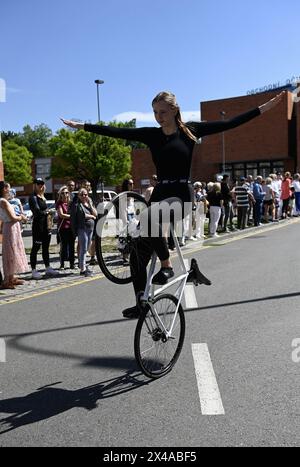 Zlin, Tschechische Republik. Mai 2024. Mai (Labor Day) Parade ging vom Wolkenkratzer Bata zum Namesti Miru in Zlin, Tschechische Republik, 1. Mai 2024. Die Initiierung der Tradition der Bata May-Feierlichkeiten im städtischen Raum folgt auf die direkte Beteiligung und Einmischung des Unternehmens in die Kommunalpolitik im Jahr 1923. Quelle: Dalibor Gluck/CTK Photo/Alamy Live News Stockfoto