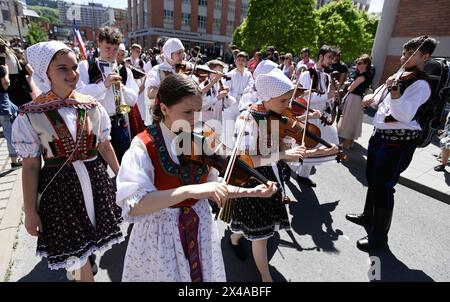 Zlin, Tschechische Republik. Mai 2024. Mai (Labor Day) Parade ging vom Wolkenkratzer Bata zum Namesti Miru in Zlin, Tschechische Republik, 1. Mai 2024. Die Initiierung der Tradition der Bata May-Feierlichkeiten im städtischen Raum folgt auf die direkte Beteiligung und Einmischung des Unternehmens in die Kommunalpolitik im Jahr 1923. Quelle: Dalibor Gluck/CTK Photo/Alamy Live News Stockfoto