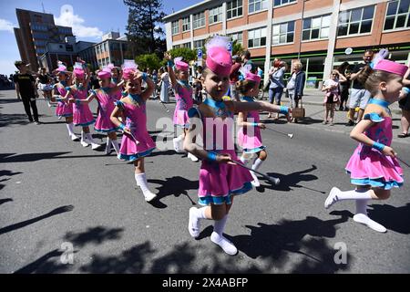 Zlin, Tschechische Republik. Mai 2024. Mai (Labor Day) Parade ging vom Wolkenkratzer Bata zum Namesti Miru in Zlin, Tschechische Republik, 1. Mai 2024. Die Initiierung der Tradition der Bata May-Feierlichkeiten im städtischen Raum folgt auf die direkte Beteiligung und Einmischung des Unternehmens in die Kommunalpolitik im Jahr 1923. Quelle: Dalibor Gluck/CTK Photo/Alamy Live News Stockfoto