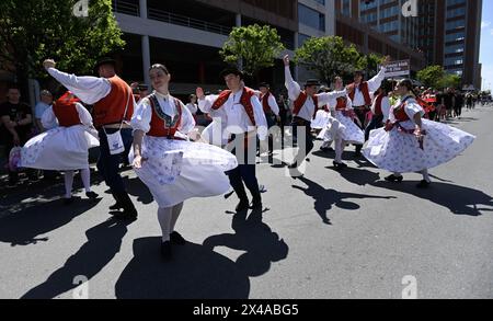 Zlin, Tschechische Republik. Mai 2024. Mai (Labor Day) Parade ging vom Wolkenkratzer Bata zum Namesti Miru in Zlin, Tschechische Republik, 1. Mai 2024. Die Initiierung der Tradition der Bata May-Feierlichkeiten im städtischen Raum folgt auf die direkte Beteiligung und Einmischung des Unternehmens in die Kommunalpolitik im Jahr 1923. Quelle: Dalibor Gluck/CTK Photo/Alamy Live News Stockfoto