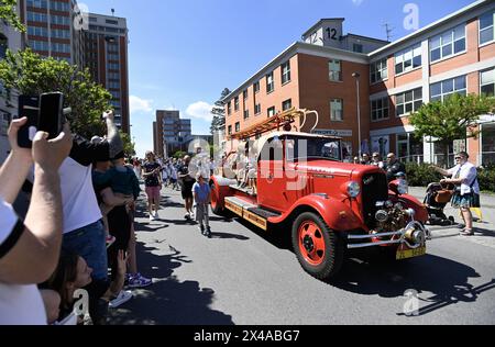 Zlin, Tschechische Republik. Mai 2024. Mai (Labor Day) Parade ging vom Wolkenkratzer Bata zum Namesti Miru in Zlin, Tschechische Republik, 1. Mai 2024. Die Initiierung der Tradition der Bata May-Feierlichkeiten im städtischen Raum folgt auf die direkte Beteiligung und Einmischung des Unternehmens in die Kommunalpolitik im Jahr 1923. Quelle: Dalibor Gluck/CTK Photo/Alamy Live News Stockfoto