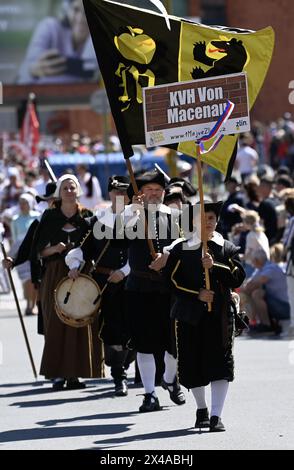 Zlin, Tschechische Republik. Mai 2024. Mai (Labor Day) Parade ging vom Wolkenkratzer Bata zum Namesti Miru in Zlin, Tschechische Republik, 1. Mai 2024. Die Initiierung der Tradition der Bata May-Feierlichkeiten im städtischen Raum folgt auf die direkte Beteiligung und Einmischung des Unternehmens in die Kommunalpolitik im Jahr 1923. Quelle: Dalibor Gluck/CTK Photo/Alamy Live News Stockfoto