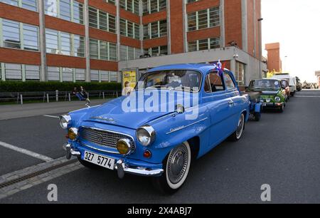 Zlin, Tschechische Republik. Mai 2024. Mai (Labor Day) Parade ging vom Wolkenkratzer Bata zum Namesti Miru in Zlin, Tschechische Republik, 1. Mai 2024. Die Initiierung der Tradition der Bata May-Feierlichkeiten im städtischen Raum folgt auf die direkte Beteiligung und Einmischung des Unternehmens in die Kommunalpolitik im Jahr 1923. Quelle: Dalibor Gluck/CTK Photo/Alamy Live News Stockfoto