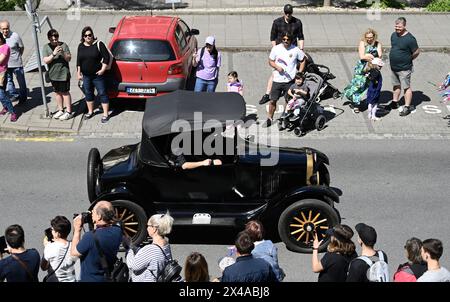 Zlin, Tschechische Republik. Mai 2024. Mai (Labor Day) Parade ging vom Wolkenkratzer Bata zum Namesti Miru in Zlin, Tschechische Republik, 1. Mai 2024. Die Initiierung der Tradition der Bata May-Feierlichkeiten im städtischen Raum folgt auf die direkte Beteiligung und Einmischung des Unternehmens in die Kommunalpolitik im Jahr 1923. Quelle: Dalibor Gluck/CTK Photo/Alamy Live News Stockfoto