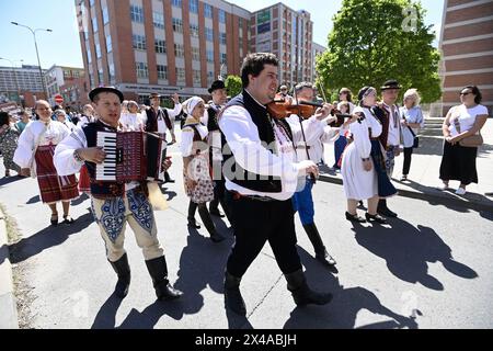 Zlin, Tschechische Republik. Mai 2024. Mai (Labor Day) Parade ging vom Wolkenkratzer Bata zum Namesti Miru in Zlin, Tschechische Republik, 1. Mai 2024. Die Initiierung der Tradition der Bata May-Feierlichkeiten im städtischen Raum folgt auf die direkte Beteiligung und Einmischung des Unternehmens in die Kommunalpolitik im Jahr 1923. Quelle: Dalibor Gluck/CTK Photo/Alamy Live News Stockfoto