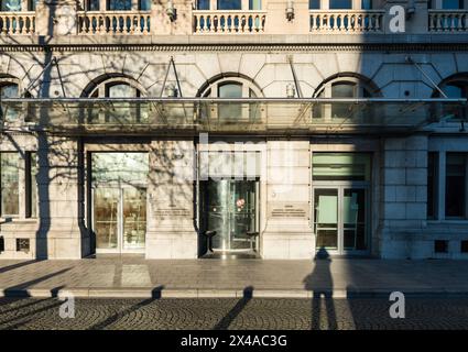 Stadt Brüssel - Belgien - 02 15 2019 - Fassade des Arbeitsgerichtshauses , Arbeidsrechtbank oder Cour du Travaille Stockfoto