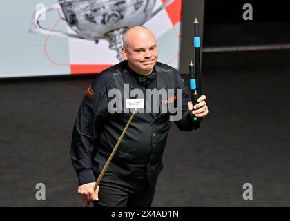 Sheffield, Großbritannien. Mai 2024. Stuart Bingham feiert seinen Sieg über Ronnie O’Sullivan während der Cazoo World Championships 2024 im Crucible Theatre, Sheffield, Großbritannien, 1. Mai 2024 (Foto: Cody Froggatt/News Images) in Sheffield, Großbritannien am 1. Mai 2024. (Foto: Cody Froggatt/News Images/SIPA USA) Credit: SIPA USA/Alamy Live News Stockfoto