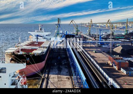Kohlehafen am Seehafen für Massengüter, Massengutfrachter unter Verladung. Stockfoto