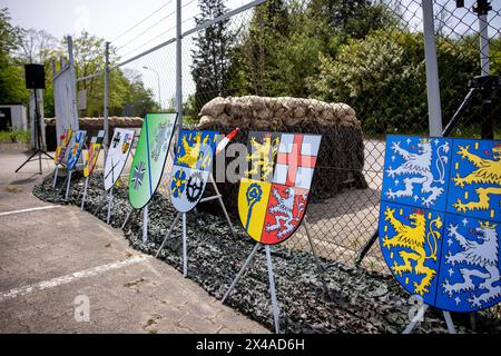 Eft Hellendorf, Deutschland. Mai 2024. Das Saarländische Wappen (2. Von rechts), aufgenommen während der Heimatschutzübung des Nationalguts 2024, bei der die Sicherheit und der Schutz eines Munitionsversorgungszentrums einstudiert wird. Während der Bundeswehr-Übung üben die Heimatschutzkräfte in ganz Deutschland ihre Kernaufgabe aus, wichtige Verteidigungsinfrastrukturen zu schützen und zu sichern. Quelle: Laszlo Pinter/dpa/Alamy Live News Stockfoto