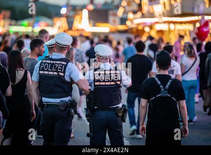 Stuttgart, Deutschland. Mai 2024. Polizeibeamte stehen auf dem Cannstatter Wasen und sorgen während des 84. Stuttgarter Frühlingsfestes für Sicherheit. Quelle: Christoph Schmidt/dpa/Alamy Live News Stockfoto