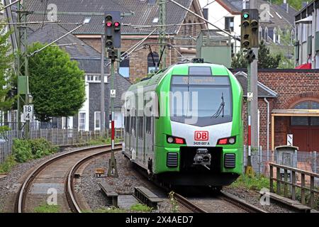 S-Bahn Rhein/Ruhr Linie S9 die S9 der DB-Regio S-Bahn Rhein/Ruhr zwischen Recklinghausen und Hagen durchfährt den engen Bereich der Altstadt von Velbert-Langenberg Velbert-Langenberg Nordrhein-Westfalen Deutschland *** S-Bahn Rhein Ruhr-Linie S9 die S9 der DB Regio S Bahn Rhein Ruhr zwischen Recklinghausen und Hagen verläuft durch das enge Gebiet der Altstadt Velbert Langenberg Velbert Langenberg Nord Rhein-Westfalen Deutschland Stockfoto
