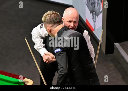 Sheffield, Großbritannien. Mai 2024. Kyren Wilson feiert seinen Sieg über John Higgins während der Cazoo World Championships 2024 im Crucible Theatre, Sheffield, Vereinigtes Königreich, 1. Mai 2024 (Foto: Cody Froggatt/News Images) in Sheffield, Vereinigtes Königreich am 1. Mai 2024. (Foto: Cody Froggatt/News Images/SIPA USA) Credit: SIPA USA/Alamy Live News Stockfoto