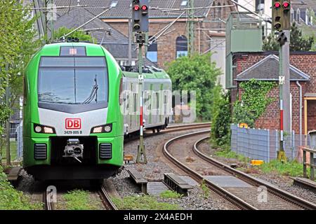 S-Bahn Rhein/Ruhr Linie S9 die S9 der DB-Regio S-Bahn Rhein/Ruhr zwischen Recklinghausen und Hagen durchfährt den engen Bereich der Altstadt von Velbert-Langenberg Velbert-Langenberg Nordrhein-Westfalen Deutschland *** S-Bahn Rhein Ruhr-Linie S9 die S9 der DB Regio S Bahn Rhein Ruhr zwischen Recklinghausen und Hagen verläuft durch das enge Gebiet der Altstadt Velbert Langenberg Velbert Langenberg Nord Rhein-Westfalen Deutschland Stockfoto