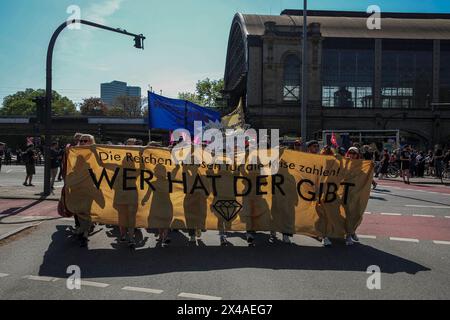 01.05.2024, Wer hat der gibt Demo, Hamburg: Zum Tag der Arbeit gehen in Hamburg unter dem Motto Wir haben die Scheiße so satt - veranstaltet vom Bündnis Wer hat, der gibt mehrere tausend Menschen auf die Straße um für Umverteilung zu demonstrieren. Hamburg Deutschland Wer hat der gibt Demo 1. Mai 2024 Hamburg-09 *** 01 05 2024, Wer hat der gibt Demo, Hamburg am Tag der Arbeit gingen mehrere tausend Menschen auf die Straße, um unter dem Motto Wir haben die Scheiße so satt, organisiert vom Wer hat, der gibt Allianz Hamburg Deutschland Wer hat der gibt Demo 1 Mai Stockfoto