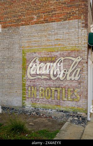 Verblasstes Werbeschild/Geisterzeichen für Cola im ländlichen Virginia Stockfoto