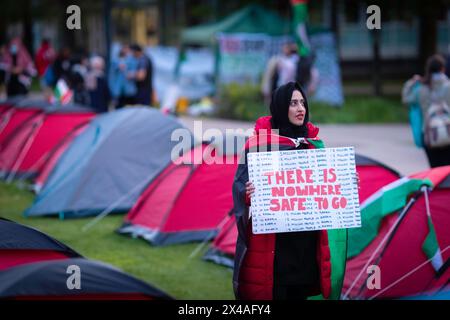 Manchester, Großbritannien. Mai 2024. Ein pro-palästinensischer Anhänger hält ein Plakat an der Universität Manchester. Studentenproteste und Campings finden auf nationaler Ebene in den Universitäten statt, um sich solidarisch über den Krieg in Gaza nach gewalttätigen Szenen auf Campus in den Vereinigten Staaten zu äußern. Andy Barton/Alamy Live News Stockfoto