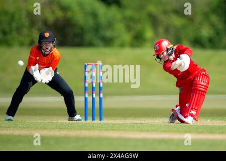 Stokenchurch, Großbritannien, 1. Mai 2024. Katie Mack of Thunder schlägt beim Rachael Heyhoe Flint Trophy Spiel zwischen Southern Vipers und Thunder auf dem Wormsley Cricket Ground. Quelle: Dave Vokes/Alamy Live News Stockfoto