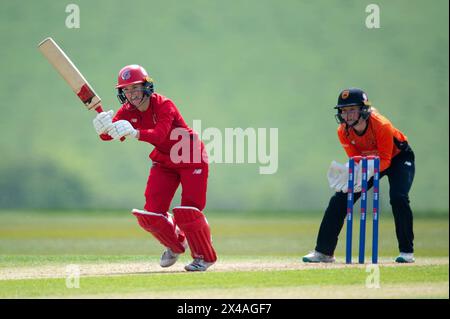 Stokenchurch, Großbritannien, 1. Mai 2024. Katie Mack of Thunder schlägt beim Rachael Heyhoe Flint Trophy Spiel zwischen Southern Vipers und Thunder auf dem Wormsley Cricket Ground. Quelle: Dave Vokes/Alamy Live News Stockfoto