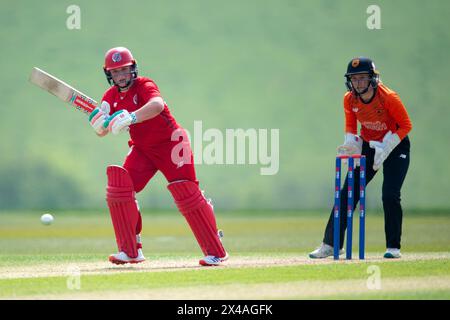 Stokenchurch, UK, 1. Mai 2024.Seren Smale of Thunder Batting während des Rachael Heyhoe Flint Trophy Matches zwischen Southern Vipers und Thunder auf dem Wormsley Cricket Ground. Quelle: Dave Vokes/Alamy Live News Stockfoto