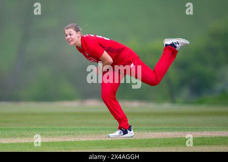 Stokenchurch, Großbritannien, 1. Mai 2024. Tara Norris von Thunder Bowling während des Rachael Heyhoe Flint Trophy Spiels zwischen Southern Vipers und Thunder auf dem Wormsley Cricket Ground. Quelle: Dave Vokes/Alamy Live News Stockfoto