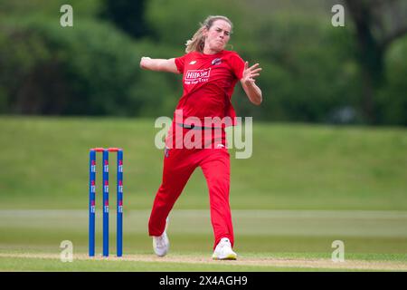 Stokenchurch, Großbritannien, 1. Mai 2024. Phoebe Graham of Thunder Bowling während des Rachael Heyhoe Flint Trophy Spiels zwischen Southern Vipers und Thunder auf dem Wormsley Cricket Ground. Quelle: Dave Vokes/Alamy Live News Stockfoto