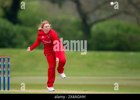 Stokenchurch, Großbritannien, 1. Mai 2024. Hannah Jones von Thunder Bowling während des Rachael Heyhoe Flint Trophy Spiels zwischen Southern Vipers und Thunder auf dem Wormsley Cricket Ground. Quelle: Dave Vokes/Alamy Live News Stockfoto