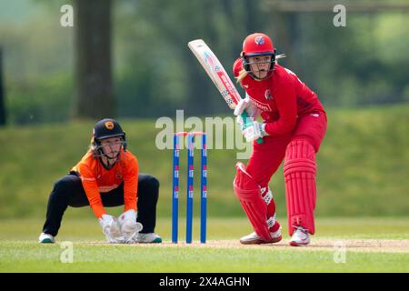 Stokenchurch, Großbritannien, 1. Mai 2024. Eleanor Threlkeld of Thunder schlägt beim Rachael Heyhoe Flint Trophy Spiel zwischen Southern Vipers und Thunder auf dem Wormsley Cricket Ground. Quelle: Dave Vokes/Alamy Live News Stockfoto