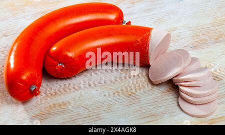 Mortadela Wurst in Scheiben geschnitten auf einer Holzoberfläche Stockfoto