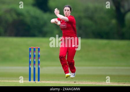 Stokenchurch, Großbritannien, 1. Mai 2024. Olivia Bell of Thunder Bowling während des Rachael Heyhoe Flint Trophy Spiels zwischen Southern Vipers und Thunder auf dem Wormsley Cricket Ground. Quelle: Dave Vokes/Alamy Live News Stockfoto