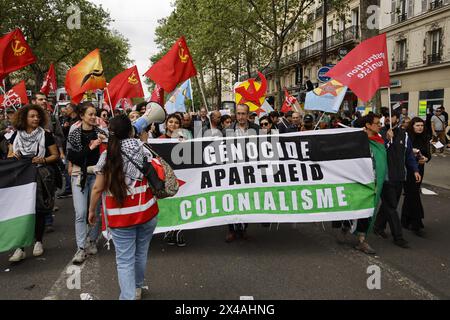 Paris, Frankreich. Mai 2024. Die Demonstration zum Tag der Arbeit in Paris, Frankreich, bringt alle Gewerkschaften zusammen, um einen außergewöhnlichen und populären Tag der Mobilisierung gegen Sparmaßnahmen, für Beschäftigung, Löhne, öffentliche Dienste, Sozialschutz, Freiheiten und gerechter und dauerhafter Frieden in der Welt. Quelle: Bernard Menigault/Alamy Live News Stockfoto