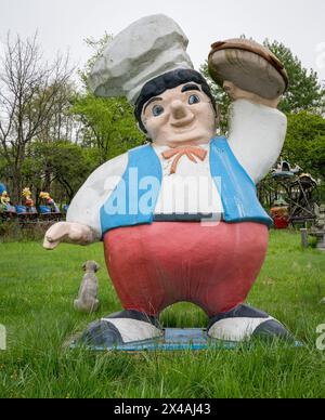 Riesige ehemalige Werbe-Muffler-Männer und andere Fiberglas-Figuren leben auf einer ländlichen Farm in Virginia. Stockfoto