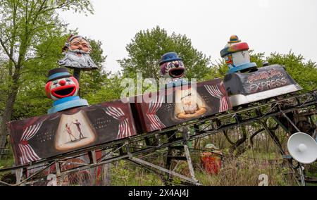 Riesige ehemalige Werbe-Muffler-Männer und andere Fiberglas-Figuren leben auf einer ländlichen Farm in Virginia. Stockfoto