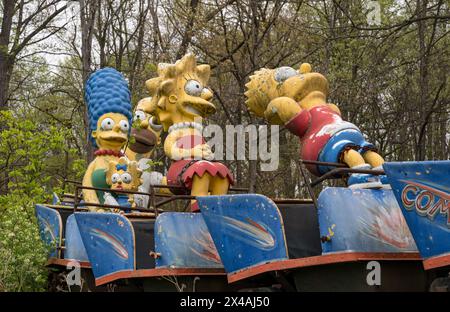 Riesige ehemalige Werbe-Muffler-Männer und andere Fiberglas-Figuren leben auf einer ländlichen Farm in Virginia. Stockfoto