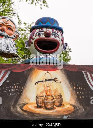 Riesige ehemalige Werbe-Muffler-Männer und andere Fiberglas-Figuren leben auf einer ländlichen Farm in Virginia. Stockfoto